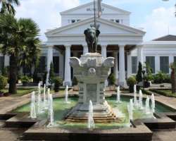 There is also a museum located below Monas. The museum displays scenes from the history of the country including Prehistoric times, Sriwijaya, Majapah